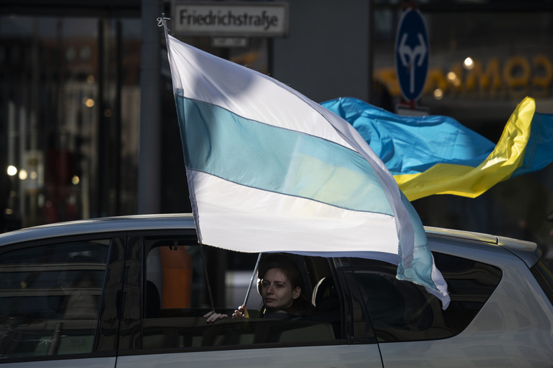 2022年3月20日，在柏林的反戰遊行中，民眾舉起了藍白相間的新俄羅斯國旗。（攝影／楊子磊）
