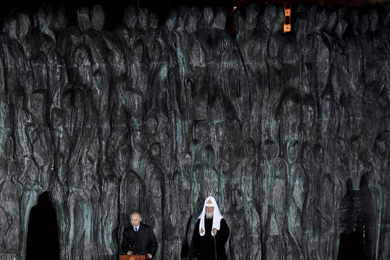 近年來，俄羅斯官方以「功過並陳」定調史達林時代的歷史詮釋。圖為2017年10月30日，俄羅斯總統普丁（左）和俄羅斯正教會主教長基里爾（Patriarch Kirill）出席了莫斯科市中心第一座蘇聯時代政治受難者國家紀念碑「悲傷之牆」的揭幕儀式。（攝影／AFP／Alexander Nemenov）