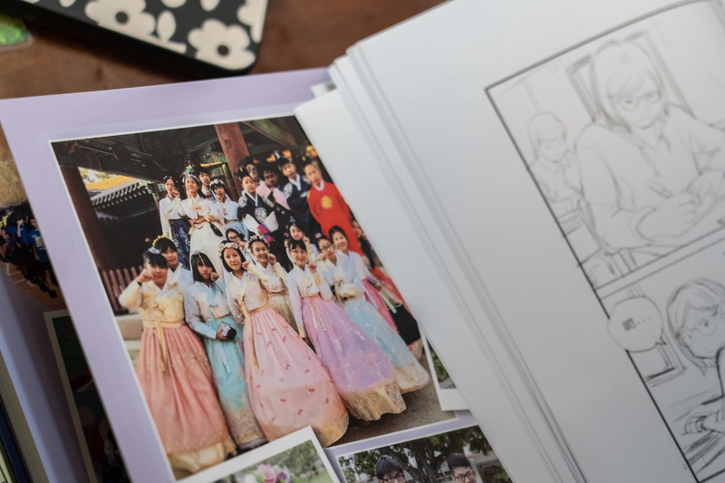 旻瑄與同學製作畢業紀念冊時，特別放上前往韓國交流的照片，讓逝去的同學也不缺席。（攝影／陳曉威）