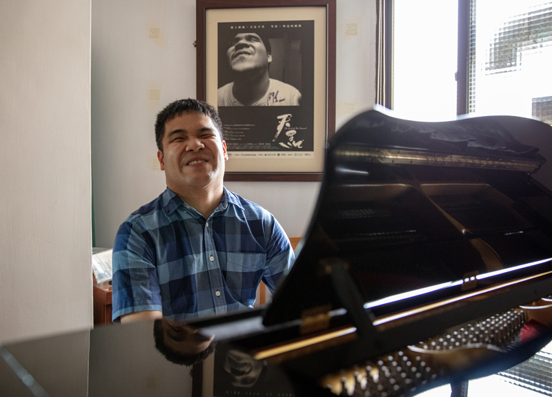 盲人鋼琴家黃裕翔受邀擔任營隊講者，以音樂與自身經歷鼓勵卑南國中孩子們勇敢往前走。（攝影／林佑恩）