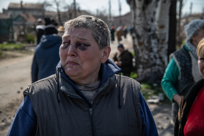 2022年4月9日，一名受傷的婦女在被毀壞的馬里烏波爾街區哭泣。（攝影／LightRocket via Getty Images／Maximilian Clarke)