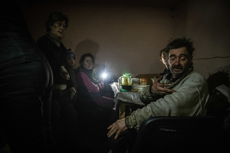 2022年4月14日，馬里烏波爾的居民在蘇聯時代的防空洞裡躲避空襲。（攝影／LightRocket via Getty Images／Maximilian Clarke）