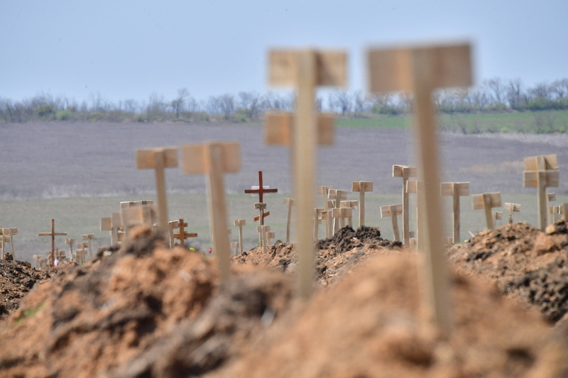 馬里烏波爾近郊出現大量的新墳。（攝影／Sputnik via AFP／Alexey Kudenko）