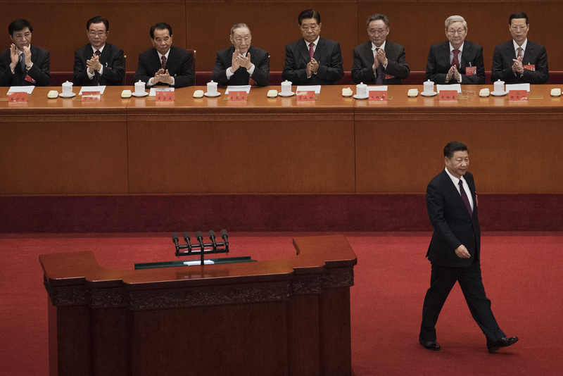 2017年10月18日在北京人民大會堂舉行的中共十九大會議。本次會議將習近平思想寫入黨綱，再次鞏固他在黨國統治的威權地位。（攝影／Getty Images／Kevin Frayer）