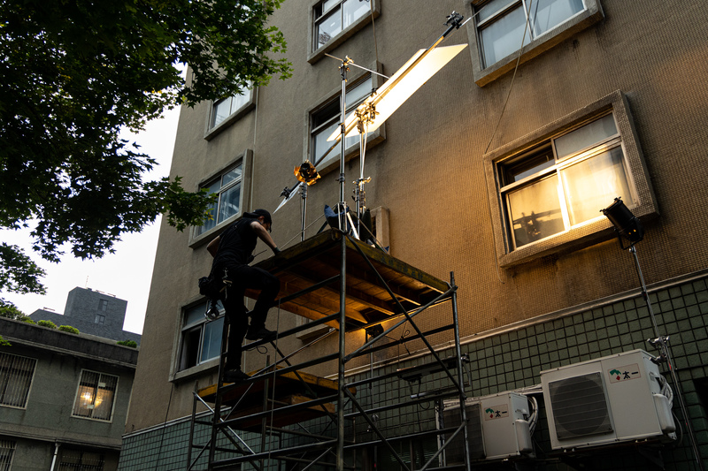 劇組打燈時常需架設高台，但工作人員未必接受過完整的安全教學，也沒有操作的標準作業流程。（攝影／鄭宇辰）
