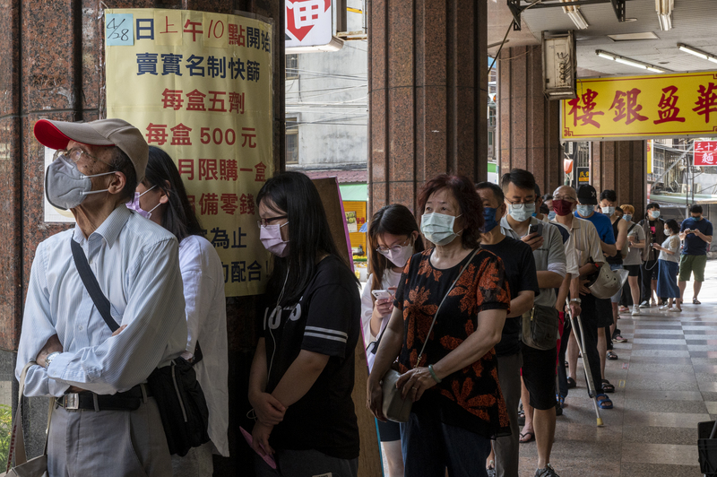 2022年4月28日，台灣快篩實名制開跑第一天，板橋江子翠的新民藥局外有大量民眾排隊等候。（攝影／林彥廷）