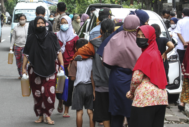 2022年2月23日，數百人在印尼雅加達某處排隊購買食用油。（攝影／Anadolu Agency via AFP／Eko Siswono Toyudho）