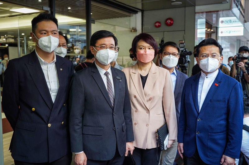 李家超（前排左二）在4月9日宣布參選後，拜會香港建制政黨、團體及選委，包括香港最大建制派政黨民建聯。（攝影／劉貳龍）