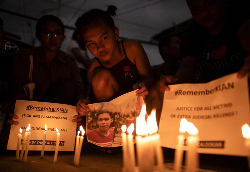 2018年11月29日，哀悼齊安．戴羅斯桑托斯（Kian Delos Santos）死於警方濫權下的民眾，在菲國某處警察局外守夜。（攝影／AFP／Noel Celis）