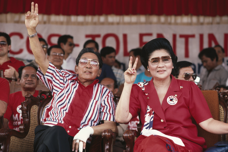 1986年1月18日，當時已統治菲律賓21年的老馬可仕與妻子伊美黛在一場競選活動上合影。一個月後，他們被人民力量革命推翻、出逃至美國。（攝影／Sygma via Getty Images／Andy Hernandez）