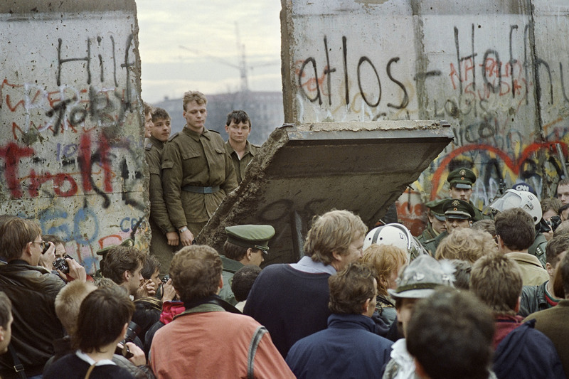 1989年11月11日，西柏林人聚集在柏林圍牆前，等待東德邊防部隊拆除一段牆面，以便在波茨坦廣場附近開闢一個新的過境點。（攝影／AFP／Gerard Malie）