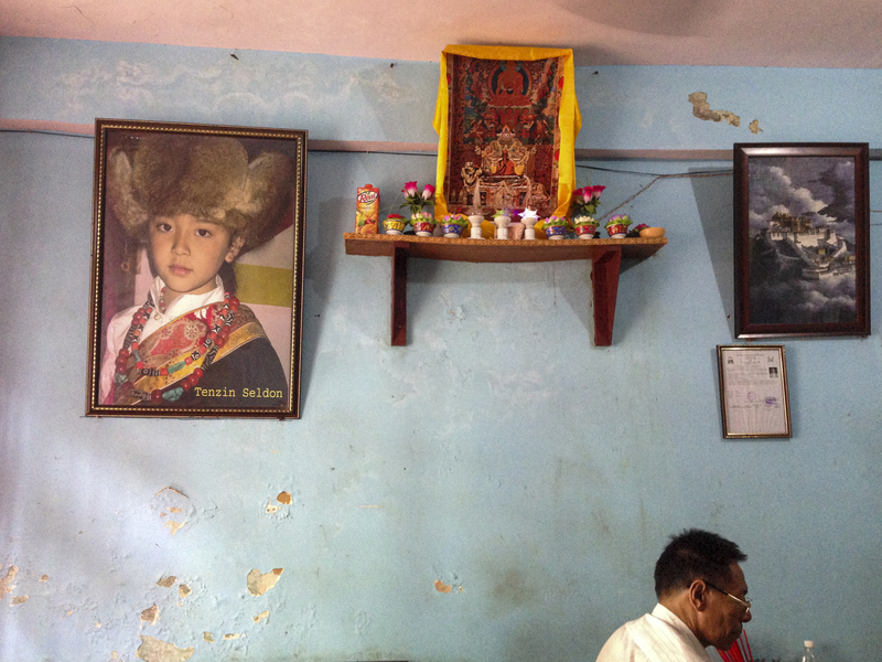 印度北方喜馬偕爾邦的拉瓦爾薩爾，佛教聖地措貝瑪（Tso Pema）聚落內由流亡藏人開設的餐廳，掛有藏傳佛教的佛像與布達拉宮的照片。（攝影／林彥廷）