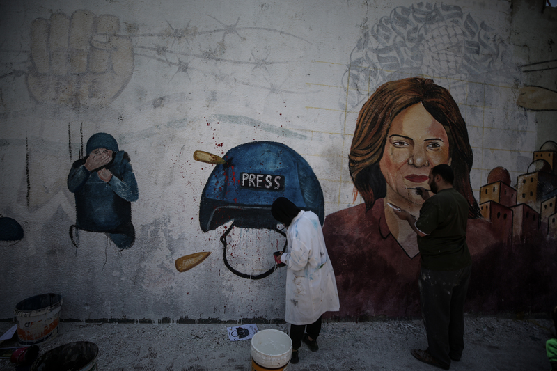 2022年5月12日，藝術家在加薩街頭繪製半島電視台記者夏琳．阿布阿克利赫的壁畫。（攝影／Anadolu Agency via Getty Images／Ali Jadallah）
