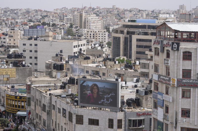 2022年5月11日，約旦河西岸城市拉馬拉（Ramallah）中心，一個戶外看板上播放著夏琳的照片，上面以阿拉伯語寫著「再見夏琳，巴勒斯坦之聲」。（攝影／AP Photo／Nasser Nasser／達志影像）