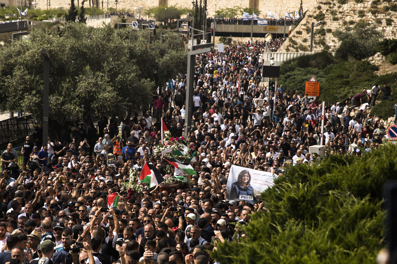 2022年5月13日，夏琳的送葬隊伍正要通過耶路撒冷的街頭。（攝影／Getty Images／Amir Levy）
