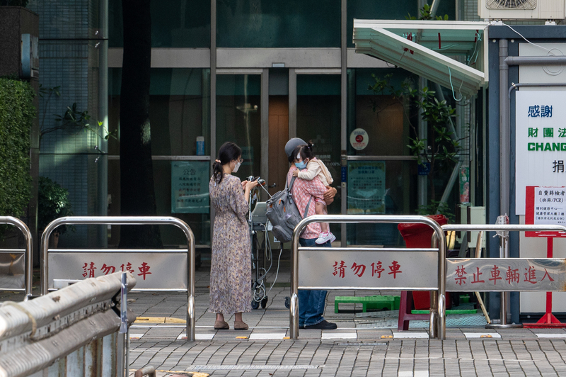 現行制度下，「防疫照顧假」不能支薪，許多家長面臨的情境也落在防疫補償金申請範圍之外。（攝影／林彥廷）