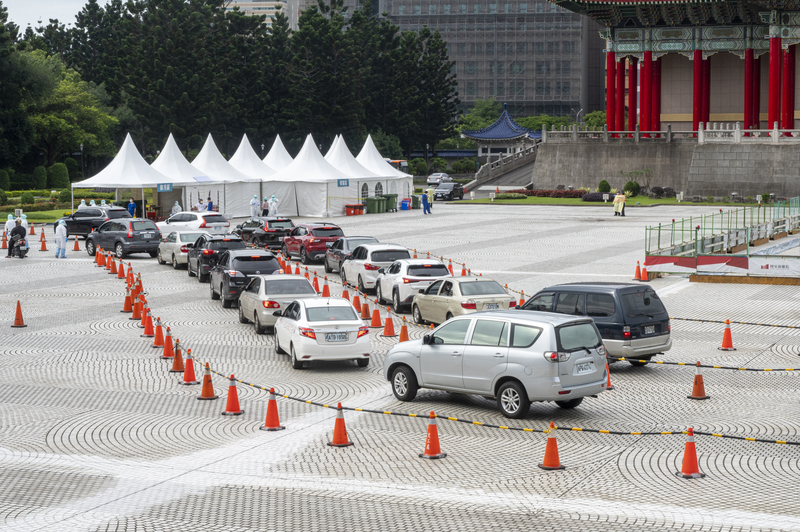5月17日，台北市政府在中正紀念堂自由廣場設置「車來速」篩檢站，讓民眾可前往進行PCR採檢。（攝影／林彥廷）