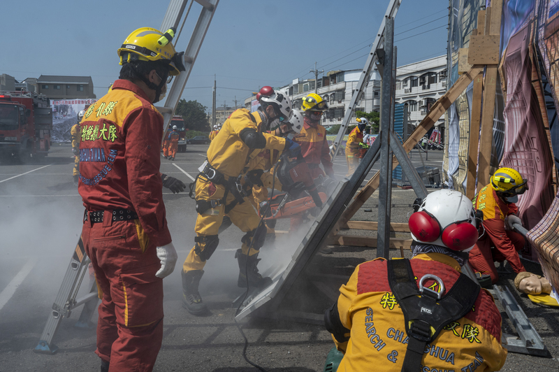 在溪湖鎮的湖西國小停車場進行的民安8號演習，包含中央、地方、民間義工等團體參與演練及觀摩人數將近850人次，各式車輛機具110部，以及空勤總隊海豚直升機1架。（攝影／林彥廷）