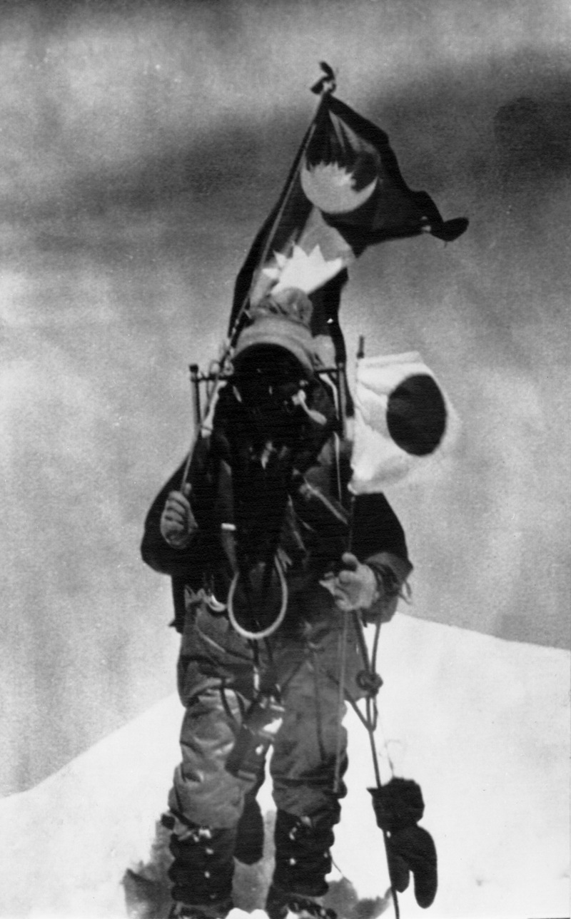 1975年5月16日，田部井淳子成為第一位登上聖母峰的女性，這張照片是由她的雪巴人嚮導Ang Tskring拍攝。34年後，台灣的江秀真成為全球首位登上七頂峰、並從南側及北側路線完成聖母峰登頂的女性登山家。（攝影／Bettmann Archive／Getty images)