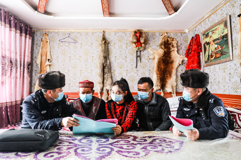 2021年11月18日，中國警察在新疆阿勒泰地區探訪居民並宣講邊境法規。(攝影／Li Mingji ／Costfoto／Future Publishing via Getty Images)