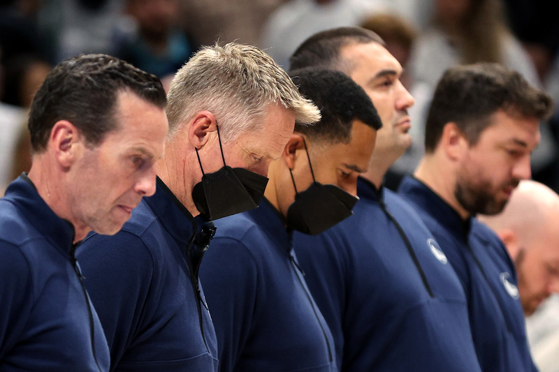 2022年5月24日，金州勇士隊主教練科爾（左2）與全場球員及觀眾在NBA季後賽西區決賽第四場比賽之前，為尤瓦迪槍擊事件的受害者默哀。（攝影／Tom Pennington／Getty Images）