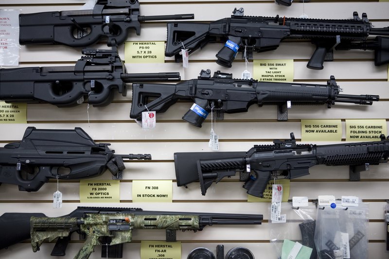 2009年6月17日，德克薩斯州聖安東尼奧的一家槍枝商店貨架上，展示著各式半自動槍枝。（攝影／Gilles Mingasson／Getty Images）