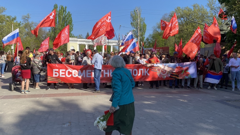 5月9日，在俄方組織下，赫爾松街頭早上8點出現「不朽軍團」遊行，紀念戰勝納粹德國勝利日。遊行活動在市民展開一天生活前結束。（攝影／Sputnik via AFP／Mikhail Alaeddin）