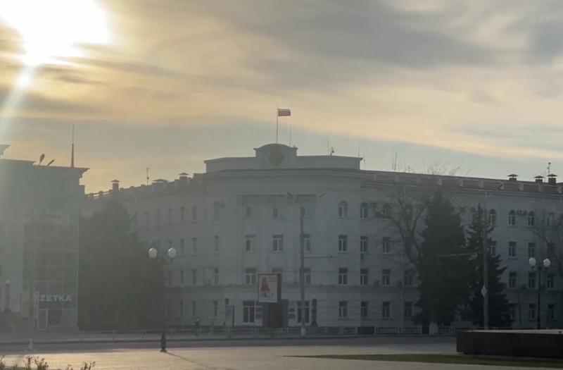 如今飄揚著俄羅斯國旗的赫爾松市行政大樓。（攝影／Sputnik via AFP／Sputnik）