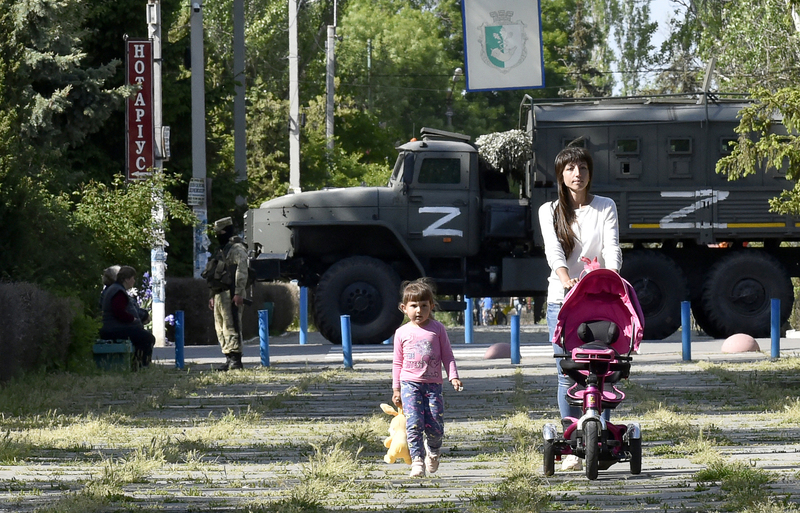 5月20日，在俄羅斯佔領區散步的烏克蘭民眾。（攝影／AFP／Olga MALTSEVA）