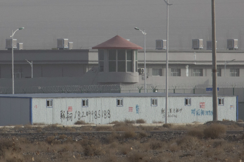 2018年12月3日，在新疆阿圖什市崑山工業區的一個廠房周圍，可看見警衛塔和帶刺鐵絲網。外界認為這是新疆的再教育營之一。（攝影／AP Photo／Ng Han Guan／達志影像）