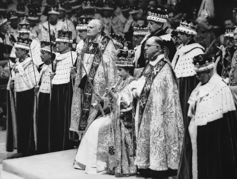 伊麗莎白二世在1952年繼位，隔年6月2日在倫敦的西敏寺進行加冕典禮，並首次透過電視播放。（攝影／Getty Images／Topical Press Agency）