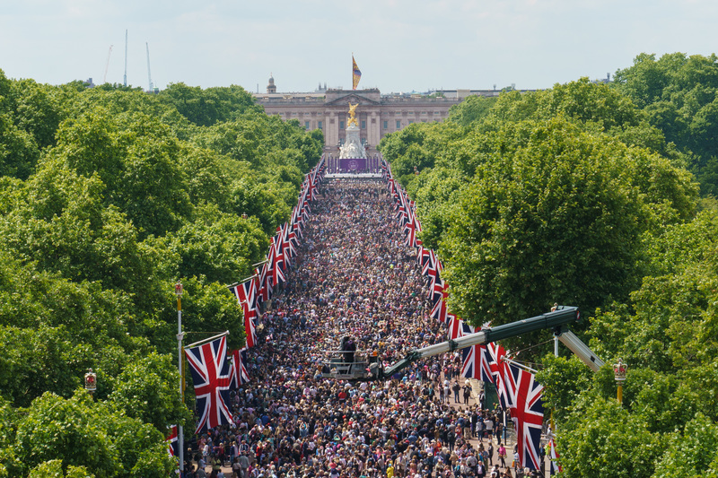 2022年6月2日，白金漢宮前的大道上滿是參與白金禧年大慶的人群。（攝影／PA Images via Getty Images／Dominic Lipinski）