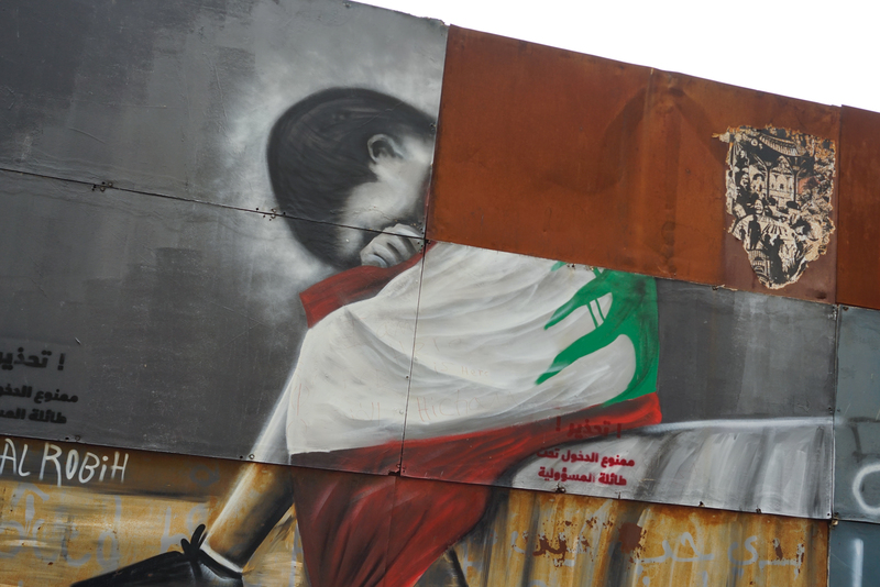 貝魯特國會大樓外的塗鴉牆上，仍布滿2019年10月17日公民抗爭爆發後，抗爭者留下的塗鴉。（攝影／陳映妤）