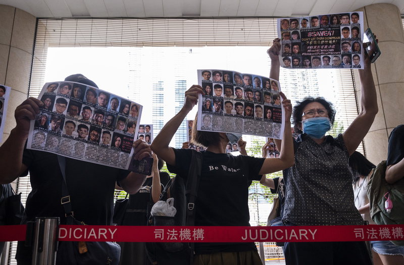 2021年5月31日，在民主派初選47人案開庭期間，民眾於香港西九龍法院大樓外舉著聲援47人的標語。（攝影／SOPA Images／LightRocket via Getty Images／Miguel Candela）