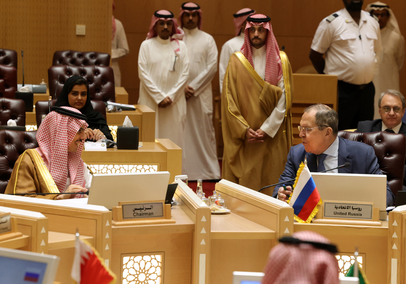 2022年6月1日，沙烏地阿拉伯外交部長法爾汗（Prince Faisal bin Farhan，左）與俄羅斯外交部長拉夫羅夫（Sergei Lavrov，右）在沙國首都里雅德舉辦的海灣阿拉伯國家合作委員會會議上碰面。（攝影／AFP／Fayez Nureldine）