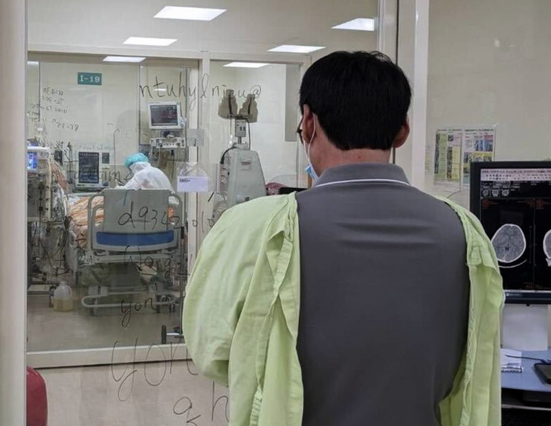 安安的爸爸在加護病房外，以視訊方式關心安安的病情。（照片提供／台大醫院雲林分院）