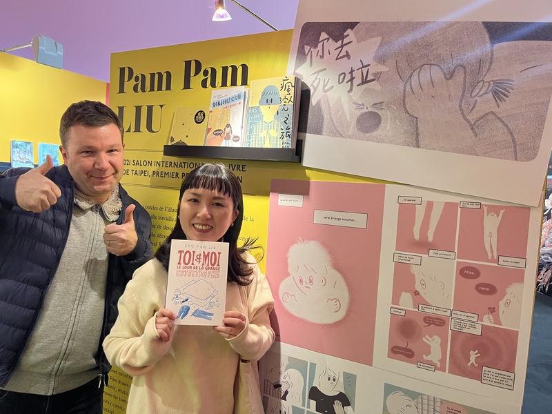 台灣漫畫家Pam Pam Liu（右）是第二次參與安古蘭國際漫畫節展出，她也出版了第一本法文作品，在安古蘭現場與法國編輯莫禾爾（Benoit Maurer）相見歡，兩人俏皮合照。（攝影／陳怡靜）