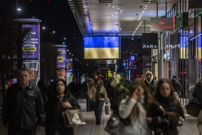 2022年3月18日，華沙市中心處處可見烏克蘭國旗。（攝影／楊子磊）