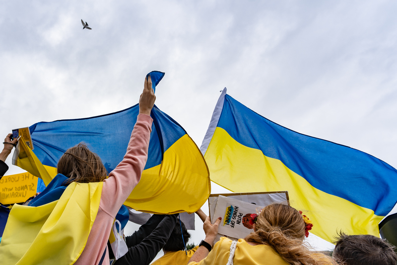 2022年3月6日，在台烏克蘭人及支持烏克蘭的台灣人、各國民眾聚集在自由廣場，表達對烏克蘭國家主權、領土完整和勇敢人民的支持。現場有許多民眾自製標語、旗幟，也有俄羅斯公民舉牌，表達反對戰爭、聲援烏克蘭。（攝影／陳曉威）