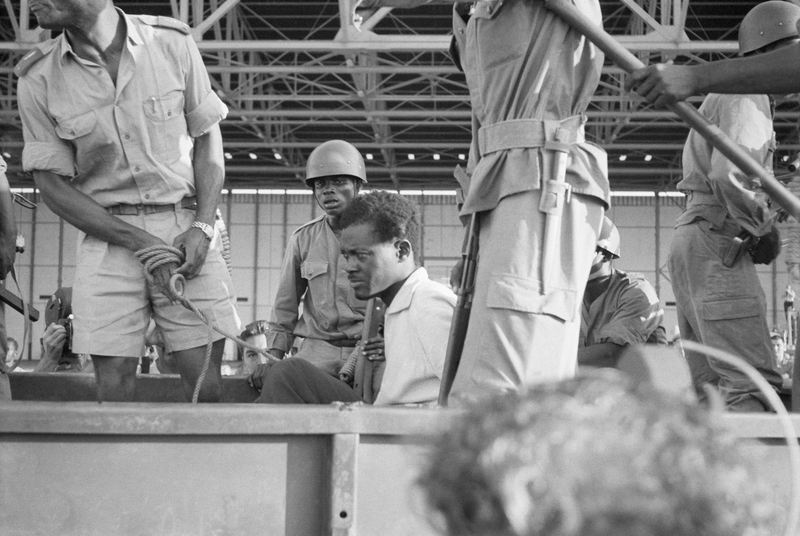 1960年12月4日，剛果首任民選總理盧蒙巴被軍方逮捕，以軍用卡車運送回首都。（攝影／Getty Images）