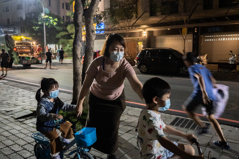 即使身為收入頗豐的科技業員工，面對環境、機能更便利的台南市區劇烈增長的房價，蘇柏𤧟一家也只能保持觀望。（攝影／陳曉威）