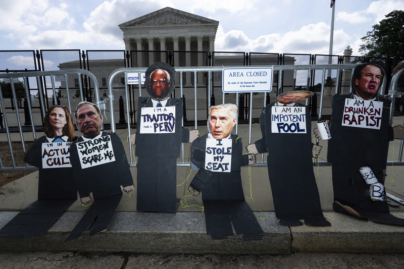 2022年6月24日，示威民眾將6名保守派大法官的人型紙板與譴責標語放置於聯邦最高法院前。（攝影／CQ Roll Call via AP Images／Bill Clark／達志影像）