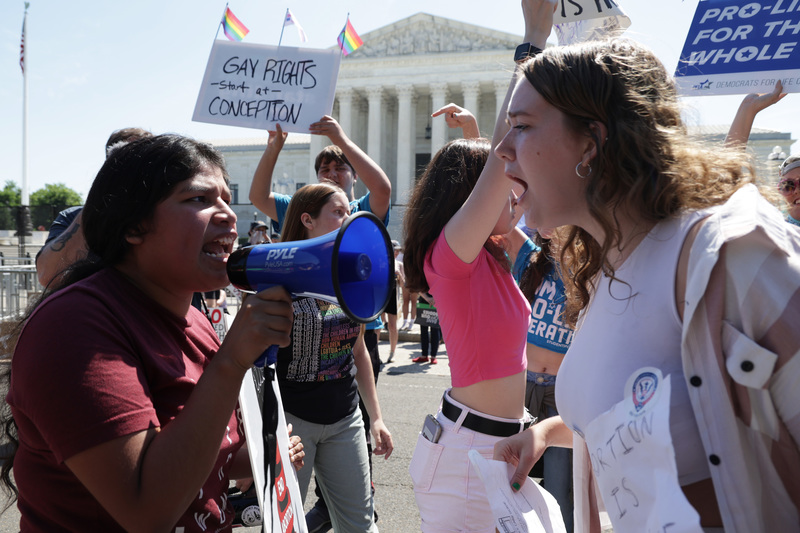 2022年6月25日，在華盛頓特區的美國聯邦最高法院前，支持女性墮胎權的民眾（左）與反對墮胎的民眾（右）發生爭執。（攝影／Getty Images／Alex Wong）
