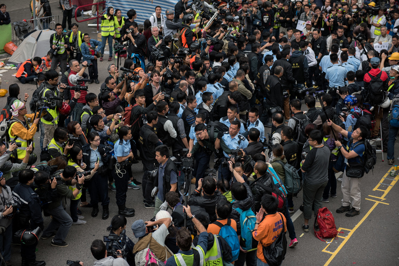 2014年12月11日，香港警察在進行公民廣場清場任務時逮捕羅冠聰，並扛離現場。（攝影／AFP／Alex Ogle）