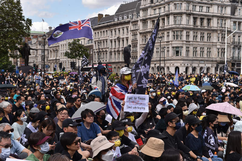 今年6月12日，居住在英國的香港人聚集在倫敦國會廣場參與反送中運動3週年活動。（攝影／LightRocket via Getty Images／Thomas Krych）