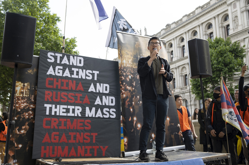 今年6月4日，羅冠聰在倫敦唐寧街上舉行的反對中國與俄羅斯專制統治的遊行發表演說。（攝影／LightRocket via Getty Images／Hesther Ng）