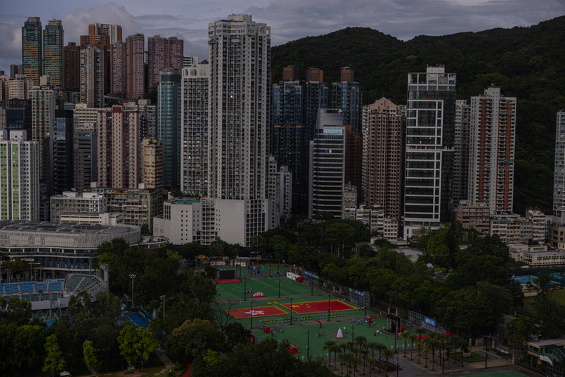 6月29日，為慶祝回歸25週年，本一向是六四集會場所的香港維園，地面上裝設了巨幅中國國旗與香港特區區旗。（攝影／Getty Images／Louise Delmotte）