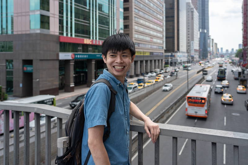 台灣機車權益促進會副理事長吳祥瑀過去就常站在天橋上宣講道路平權，在促進會成員多年共同努力下，改善台灣許多路口設計。（攝影／陳曉威）