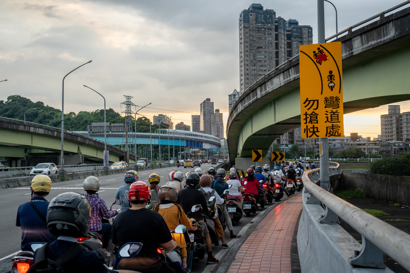 新北市秀朗橋新店往中和方向，左側三線道皆為禁行機車道，汽車和大型重型機車得快速直行駛過，而大量機車只能被迫塞在狹窄的機車專用道。（攝影／陳曉威）