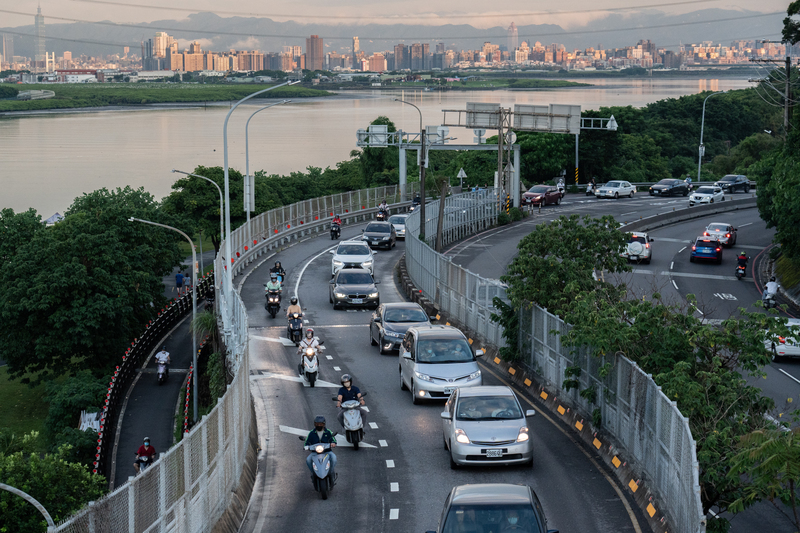 交通道路使用規則的制定關乎用路人安全與權利，同時也是城市的遠景，台灣的交通治理仍待政府與用路人一同努力改進。（攝影／陳曉威）